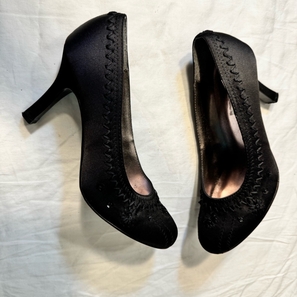 Sold Vintage Unlisted Black Satin Embellished Round Toe Heels Size 7 Women’s Y2K - Picture 4 of 8